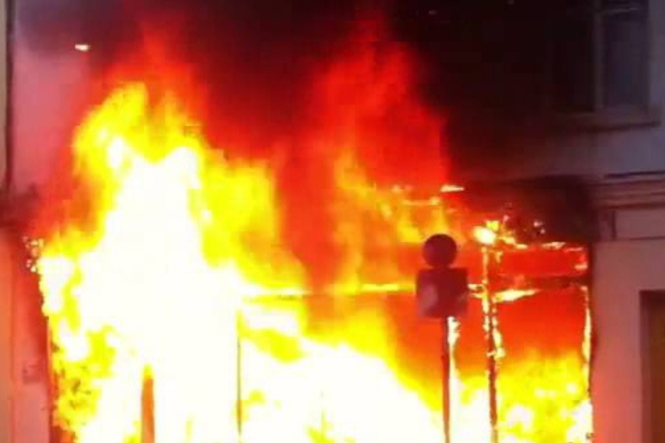 אישה אלימה הציתה עסק